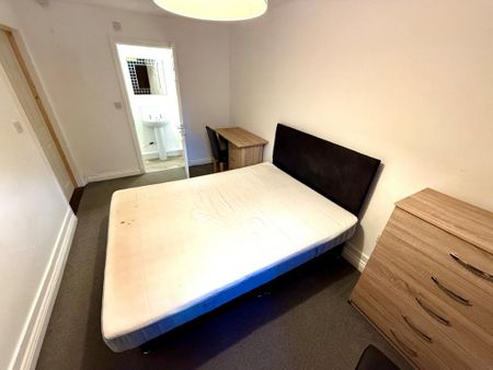 1 bedroom in a house share to rent - Photo 2