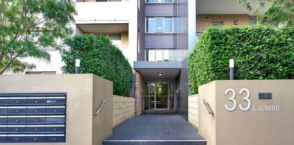 This apartment is sure to impress!!! - Photo 2