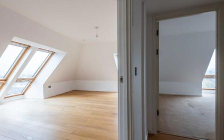 Ocean present to you this exquisite one-bedroom furnished flat for rent in an urban area of Bristol features unique architecture with three balconies offering stunning city views, an open-plan reception and kitchen area with modern amenities, and a lavish double-sized bedroom, ideal for those seeking a luxurious and convenient city lifestyle. - Photo 3