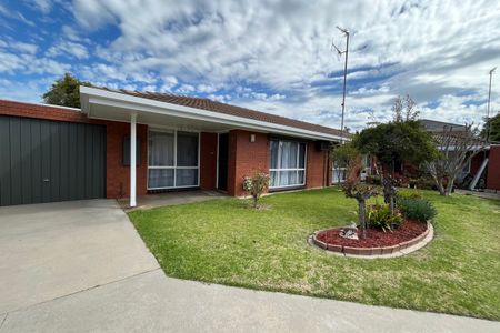 2 BEDROOM UNIT NEXT TO CBD! - Photo 2