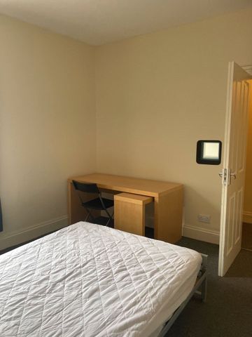 4 bedroom terraced house to rent - Photo 3