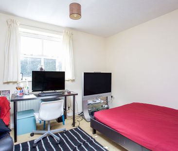 Bevan Gate, Bracknell, RG42 - Photo 1