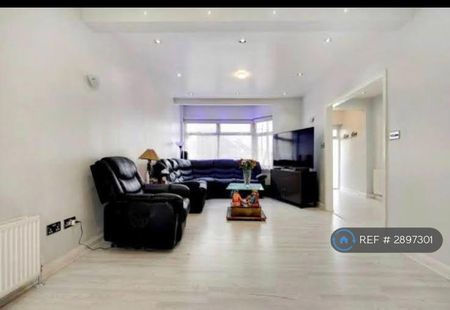 4 bedroom end of terrace house to rent - Photo 2