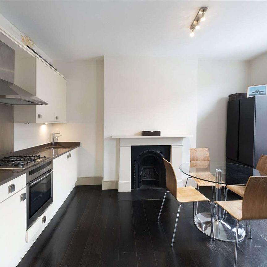 A well presented second floor apartment ideally located for South Kensington. - Photo 1