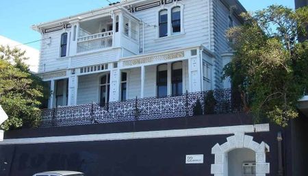 Character 2BR Flat w/ Courtyard in Mt. Cook - Photo 5