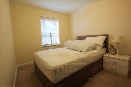 4 bedroom semi-detached house to rent - Photo 2