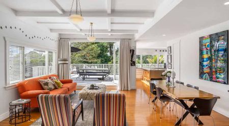 Expansive Family Home with Pool - Photo 5