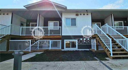 Camrose Beautiful 2 Bedroom 2 Bathroom Townhouse! - Photo 3