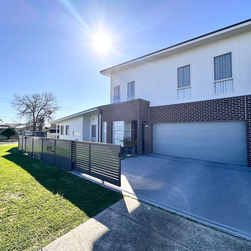 Modern Double-Storey&comma; Three Bedroom Home&excl;&excl; - Photo 1