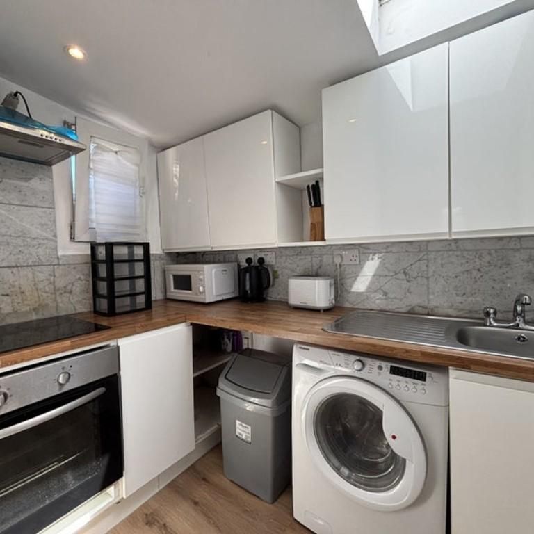 Studio to rent - Photo 1