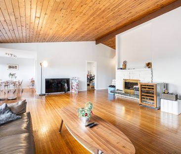 A BEAUTIFUL SPACIOUS HOME IN CAPE HORN, COQUITLAM - Photo 3