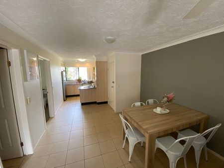 Secure, very well maintained 2 bedroom 2 bathroom apartment close to public transport - Photo 2