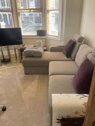 Small double room in beautiful Earlsfield victorian maisonette sharing with one other. - Photo 1
