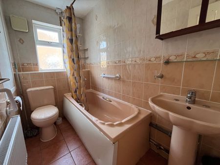 3 bedroom semi-detached house to rent - Photo 5