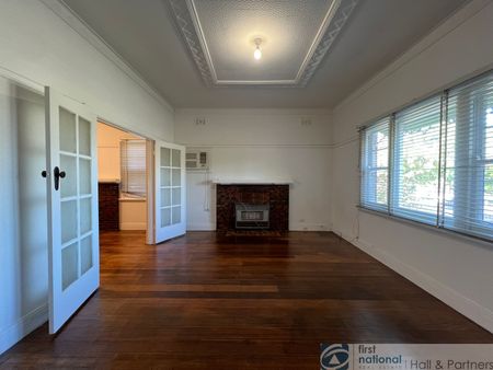 Prime Location! - Photo 2