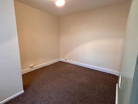 3 bedroom end of terrace house to rent - Photo 2