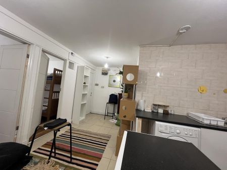 1 bedroom in a flat share to rent - Photo 2