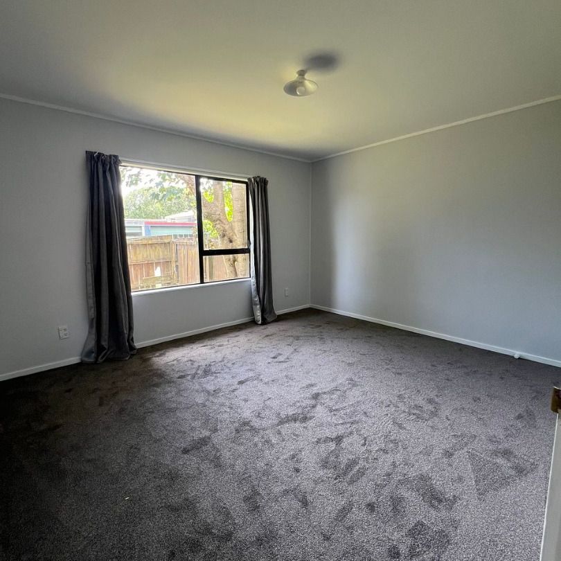 Sunny & Renovated 2-Bedroom Home – Private Backyard in Papakura - Photo 1