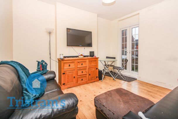 References Pending - 5 bed End Terraced House - Photo 1