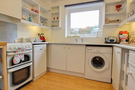 3 bedroom flat to rent - Photo 3