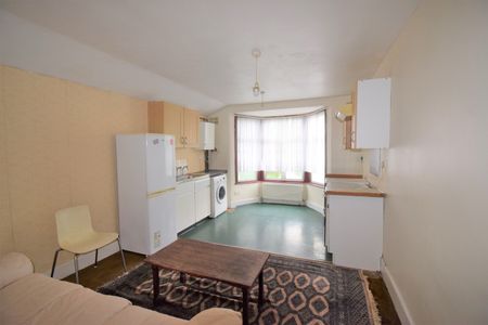 2 Bed Flat, Third Avenue, E12 - Photo 4