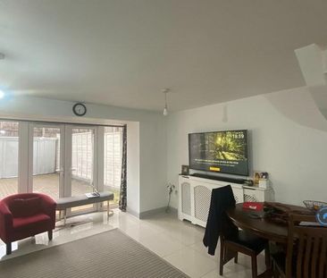 4 bedroom terraced house to rent - Photo 1