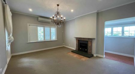 Beautiful modern home with rustic charm and Po... - Photo 2