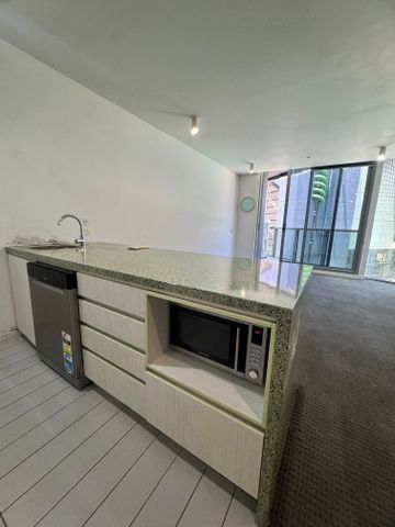 Affordable 2 Bedroom Living in Docklands - Photo 4