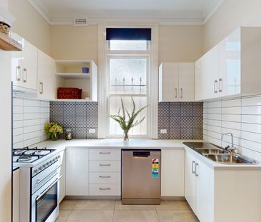 Charming 3-Bedroom, 1-Bathroom Rental on Iconic Lygon Street - Photo 6