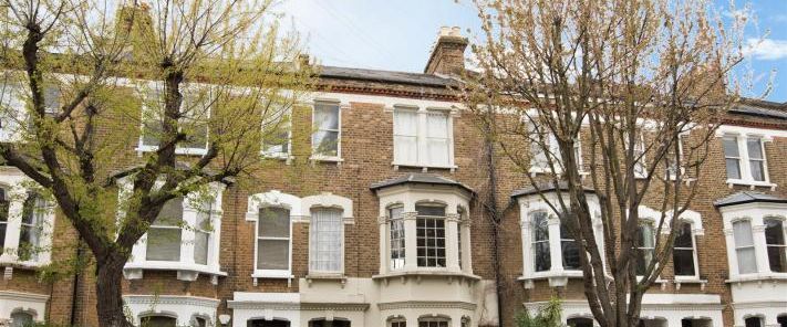 Split level spacious 4 bed flat with modern kitchen & bathroom mins to tube - Photo 1