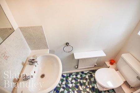 3 bedroom end of terrace house to rent - Photo 4