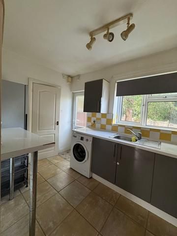 2 bedroom end of terrace house to rent - Photo 4