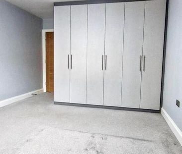 3 bedroom flat to rent - Photo 5