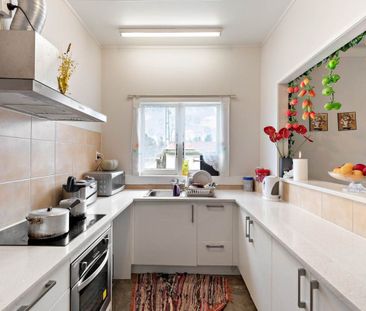 Large bungalow in the heart of Otahuhu! - Photo 5