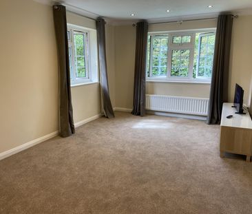 Three Bridges, Pound Hill, Crawley - Photo 2