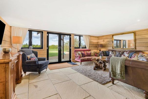 5 bedroom barn conversion to rent - Photo 1