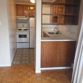 QUIET South / West 7th floor bachelor - Kerrisdale - Photo 1