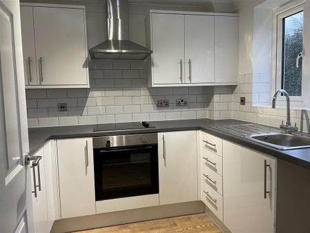 2 bedroom terraced house to rent - Photo 4