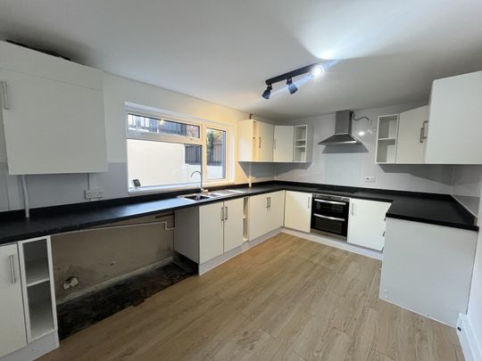 Trecarne, Falmouth - Photo 1