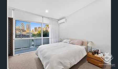 Waterfront Townhouse with Broadbeach Skyline Views - Photo 5