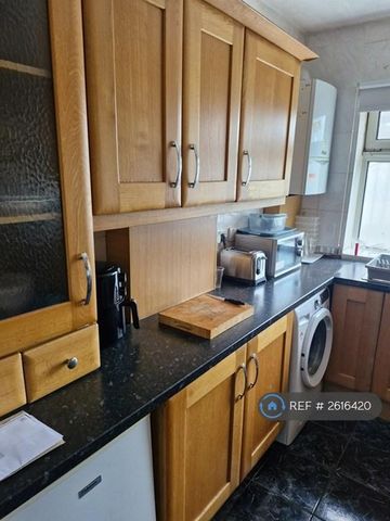 1 bedroom in a house share to rent - Photo 3