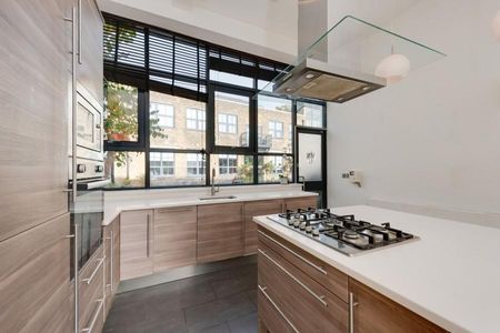 3 bedroom flat to rent - Photo 4