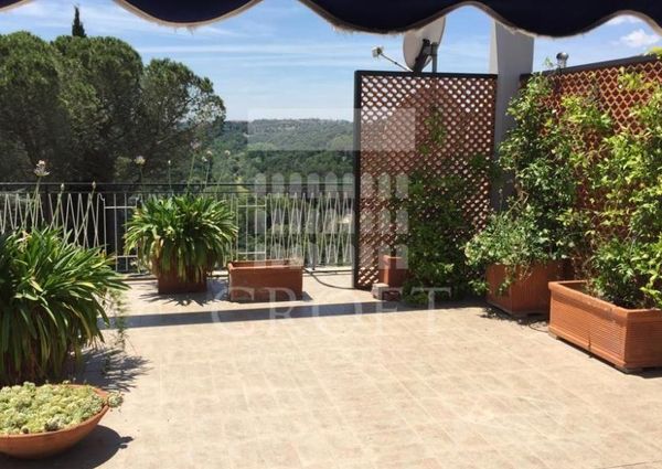 Attic-Cassia: 250mq. Top floor in addition to 250mq. of panoramic terraces. Spacious living, dining, 5 bedrooms, 3 baths, maid’s room, 3 panoramic terraces, parking, silent,. Located at begining of Cassia, near Schools. Ref 160