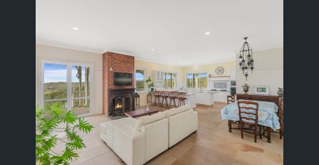 Victorian-Inspired Home with Breathtaking Valley Views – 6-Month Lease - Photo 3