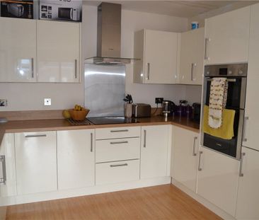 Top floor apartment with rooftop views over Newbury, in the heart o... - Photo 4