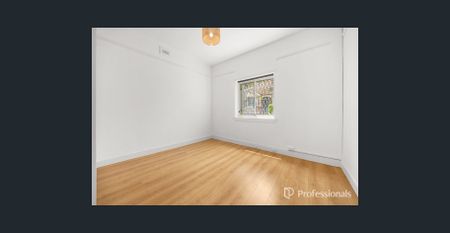 Charming 3-Bedroom Home in the Heart of St Kilda - Photo 2