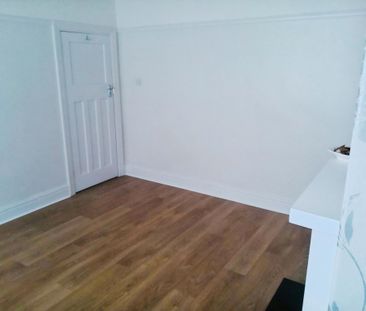 Beautiful 3 bed semi-detached house with large south facing garden ... - Photo 4