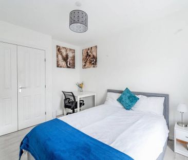 4 bedroom end of terrace house to rent - Photo 4