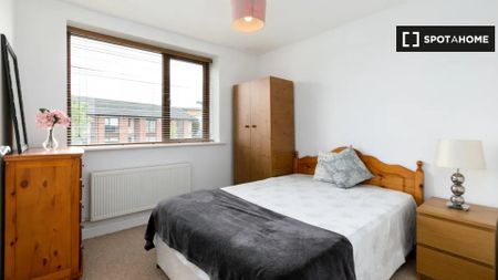 Rooms for rent in a 3-bedroom apartment in Lucan, Dublin - Photo 4