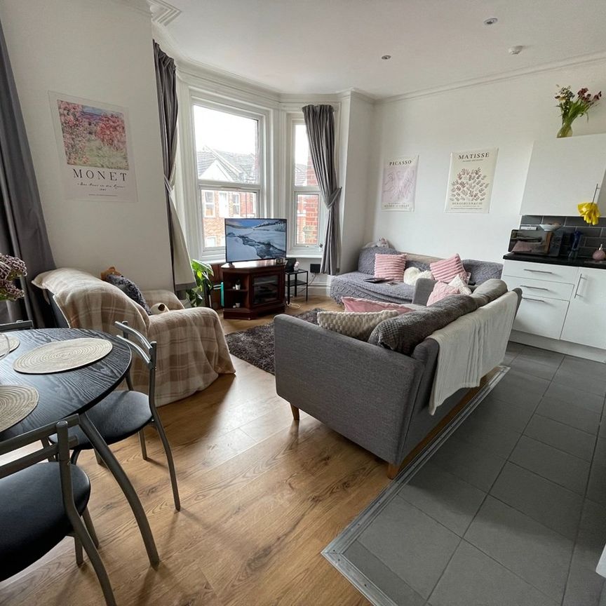 3 Bed Flat, Tennyson Road, SO17 - Photo 1